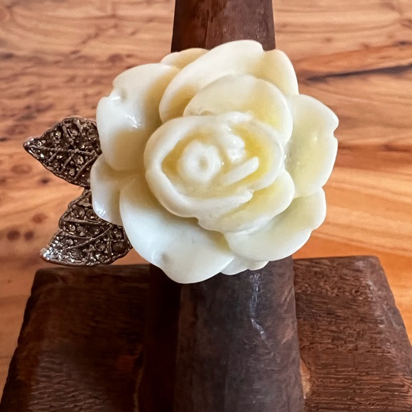 🌹Beautiful Ivory Rose Ring W/ Jewelled Leaves - Picture 2 of 14